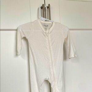 Kyte BABY white footie pajamas 3-6 months excellent used condition 💕